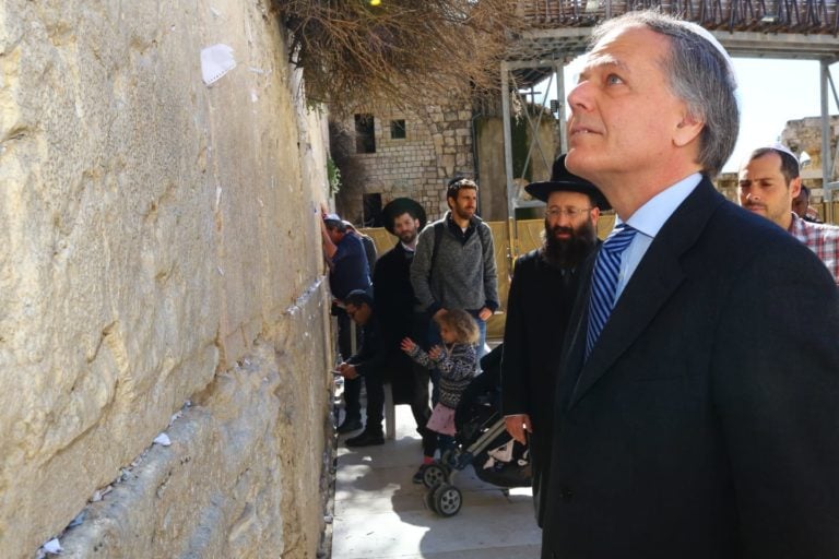 מר. אנסו מואברו מילנסי שר החוץ ושיתוף הפעולה הבין לאומי של הרפובליקה האיטלקית בביקור בכותל המערבי